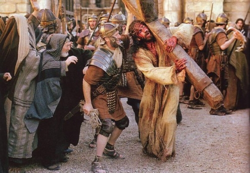 Segunda Estacion Jesus carga la Cruz