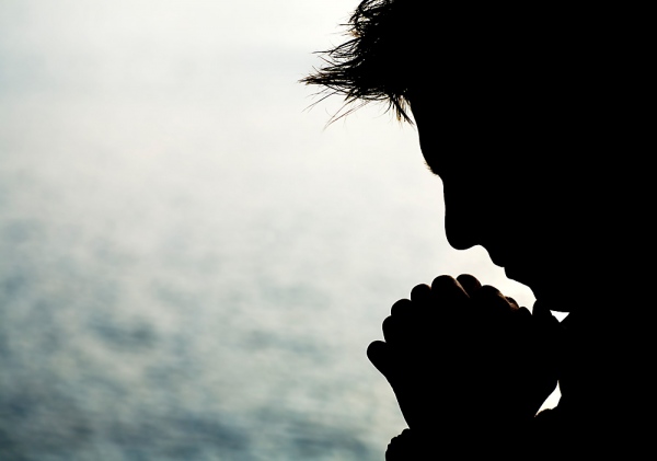hombre-silueta-orando